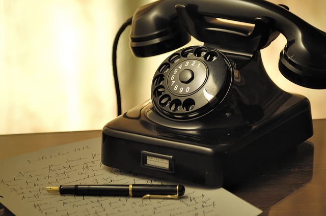 Kancelaryjne biurko z telefonem, piórem i dokumentem